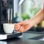 Ekspres do kawy ze spieniaczem – co warto o nim wiedzieć?